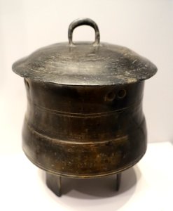 Covered Tripod Vessel, China, Shandong province, Neolithic period, Shandong Longshan culture, 2500-2000 BC, burnished black earthenware - Arthur M. Sackler Museum, Harvard University - DSC00805
