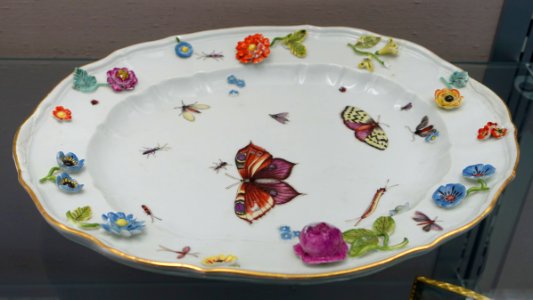 Covered tureen and plate (plate), Meissen, c. 1740, porcelain, overglaze colors - Germanisches Nationalmuseum - Nuremberg, Germany - DSC02640