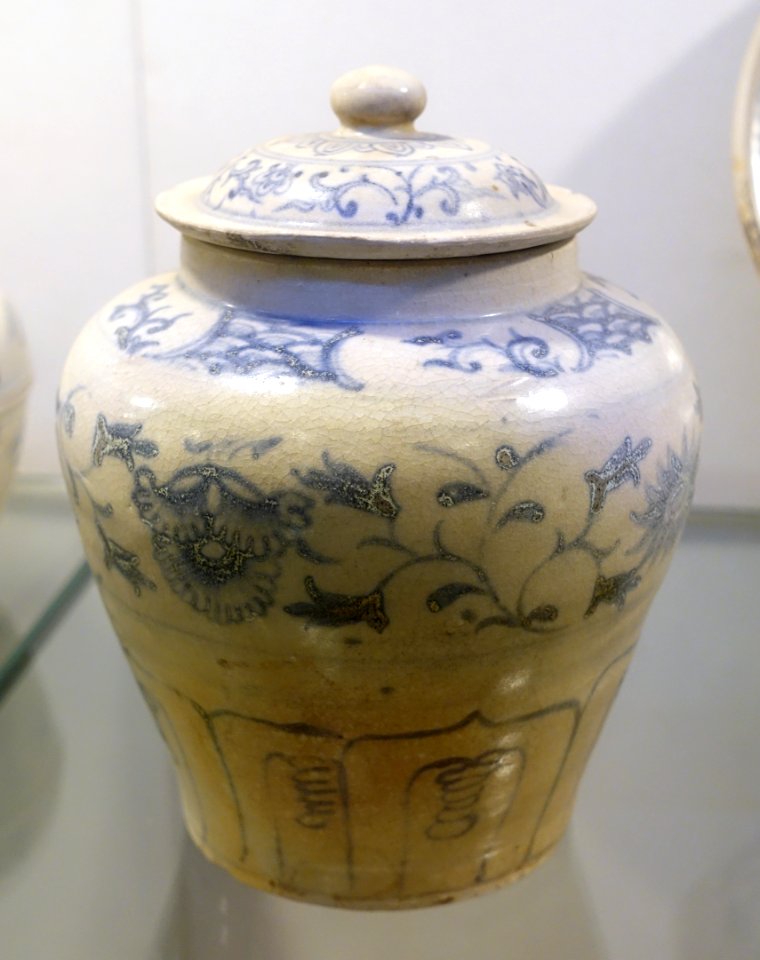 Covered vase, white glaze ceramic with cobalt blue patterns - Early Le dynasty, 15th century AD - Vietnam National Museum of Fine Arts - Hanoi, Vietnam - DSC05378
