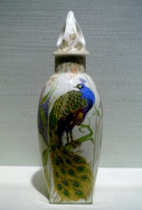 Covered vase, by J. Jurriaan Kok (form) & J. Schellink (decoration), Haagsche Plateelbakkerij, Rozenburg, Den Haag, 1908, porcelain - Hessisches Landesmuseum Darmstadt - Darmstadt, Germany - DSC00805