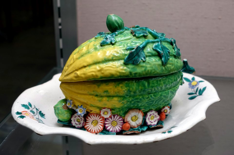 Covered tureen in the shape of a melon, probably Hanau, c. 1740, faience - Germanisches Nationalmuseum - Nuremberg, Germany - DSC02593