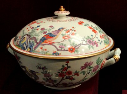 Covered tureen, c. 1735, Du Paquier factory, hard-paste porcelain, overglaze enamels, gilding - Gardiner Museum, Toronto - DSC00976