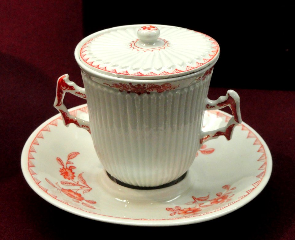 Covered chocolate cup with trembleuse saucer, c. 1720, Du Paquier factory, hard-paste porcelain, iron-red enamel - Gardiner Museum, Toronto - DSC00964