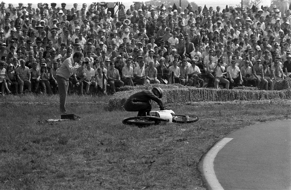 Coureur in de 50cc klasse valt en belandt buiten het circuit, Bestanddeelnr 923-6302