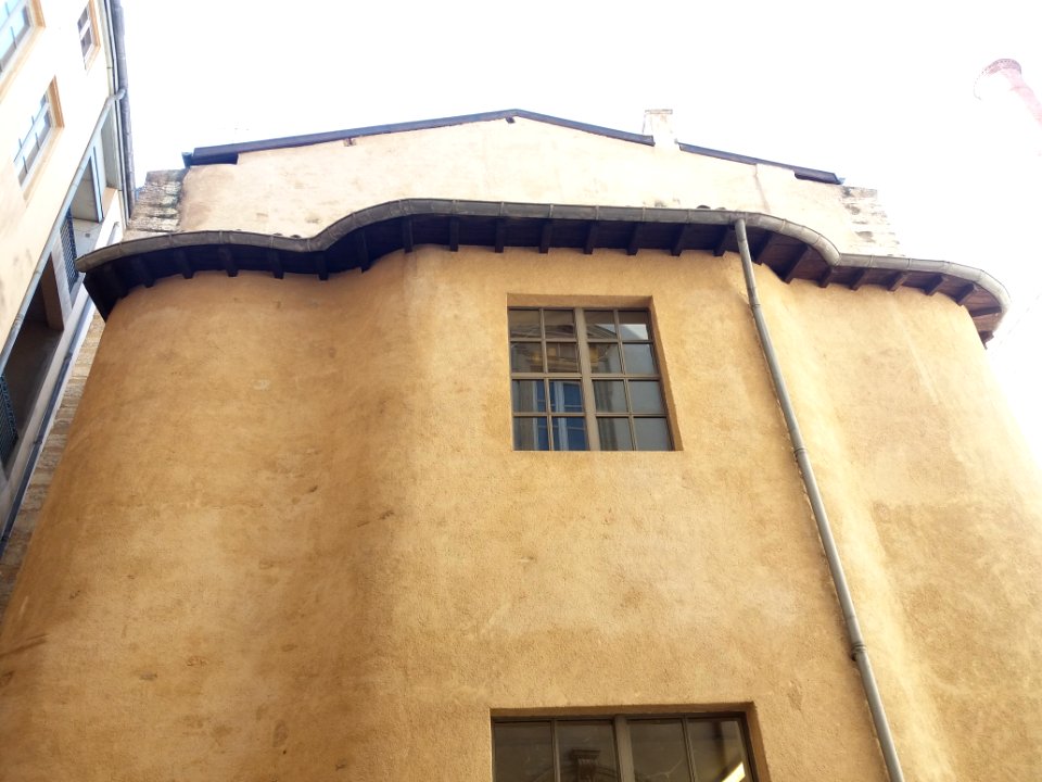 Cour du palais Saint-Pierre - Ateliers derrière l'église