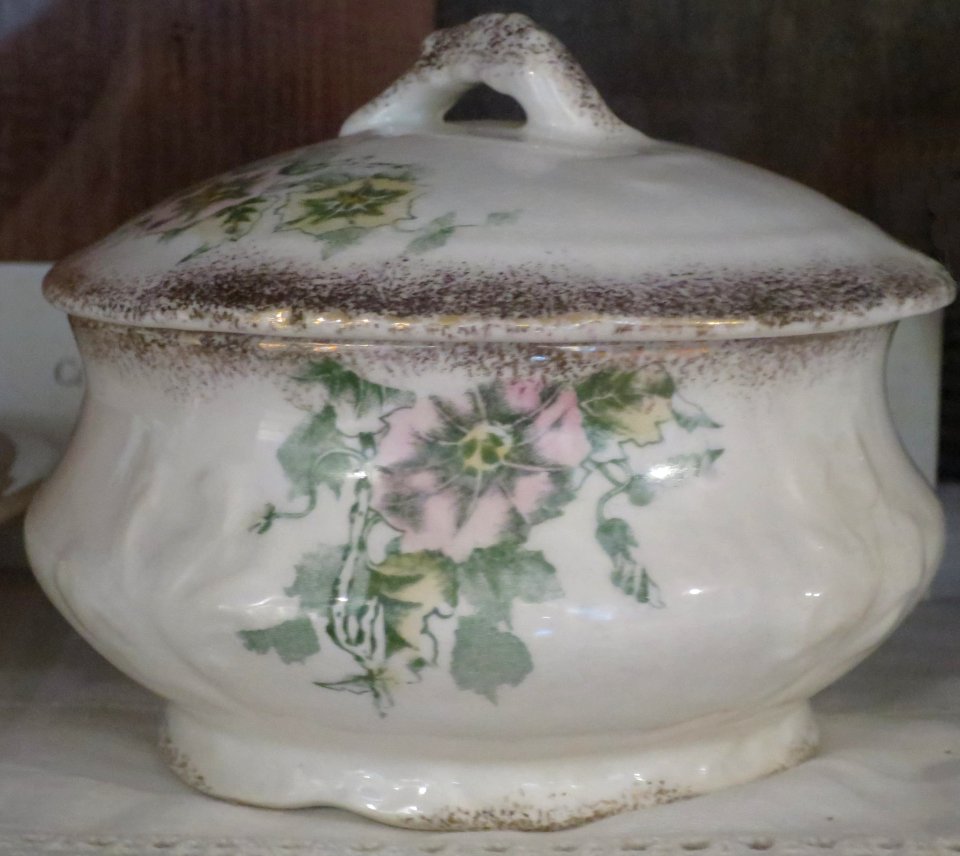Covered soap dish with pink and yellow flower design, La Belle China