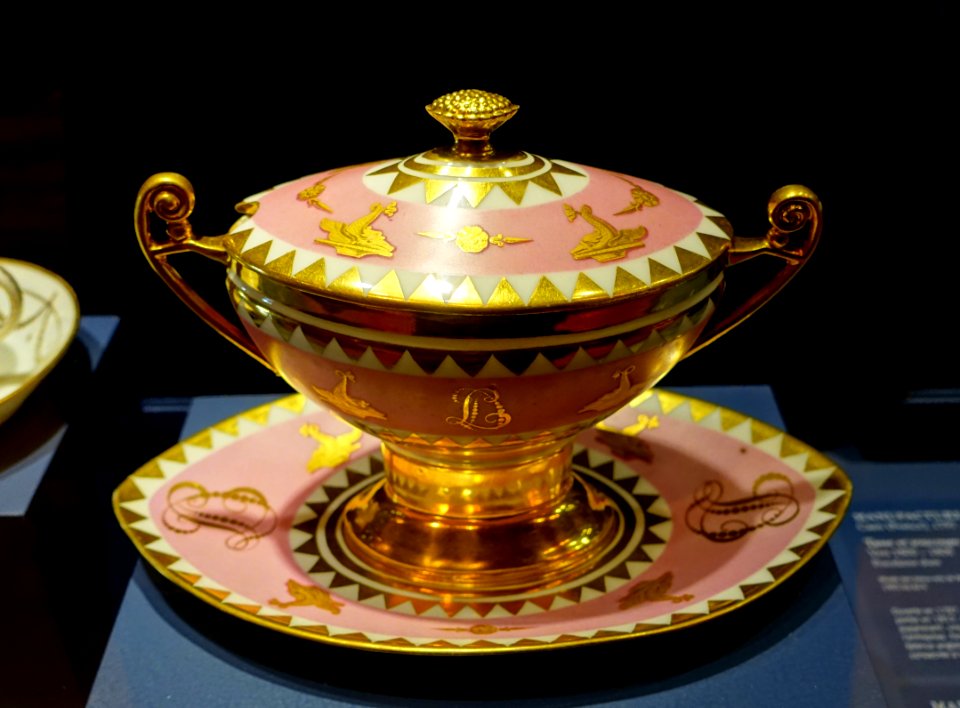 Covered porringer and tray, Charles Halley Factory, Paris, early 1800s, hard-paste porcelain - Montreal Museum of Fine Arts - Montreal, Canada - DSC08727