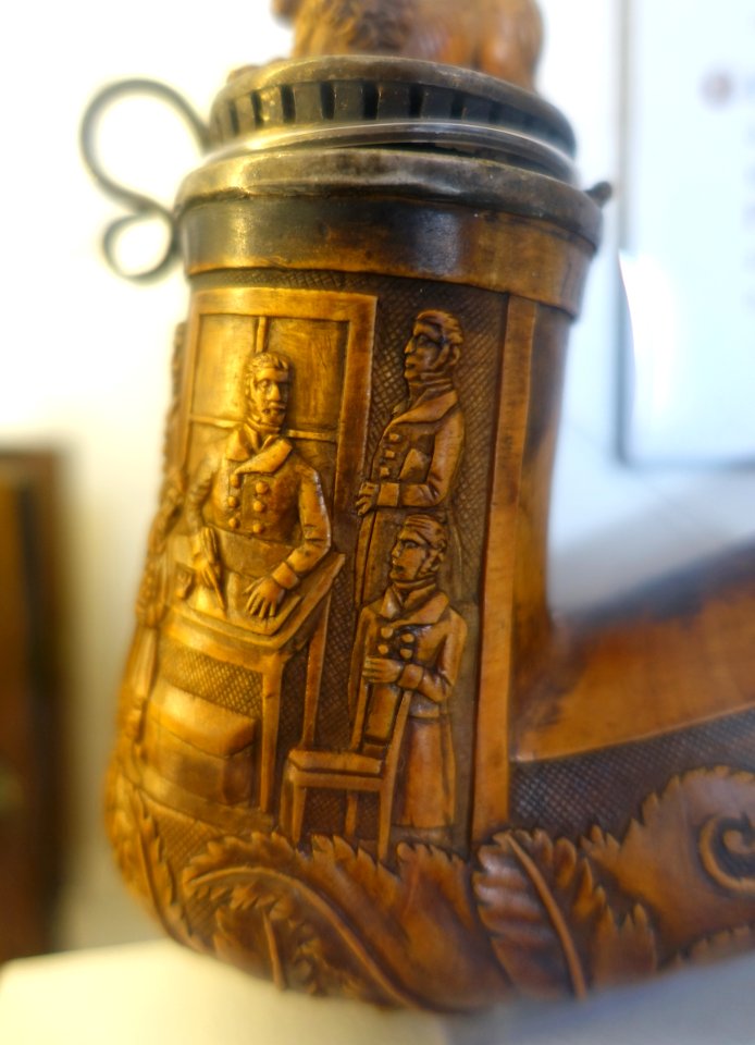 Court scene, pipe bowl, carved wood probably by Sofia Isberg, Motala, silver mounting by Sven Petter Dahlgren, Uppsala, 1848 - Nordiska museet - Stockholm, Sweden - DSC09999