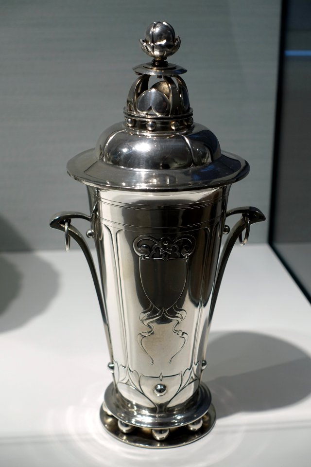 Covered cup, by Theodorus Sluyterman, Firma J. M. van Kempen, Voorschoten, 1901, silver - Hessisches Landesmuseum Darmstadt - Darmstadt, Germany - DSC00776