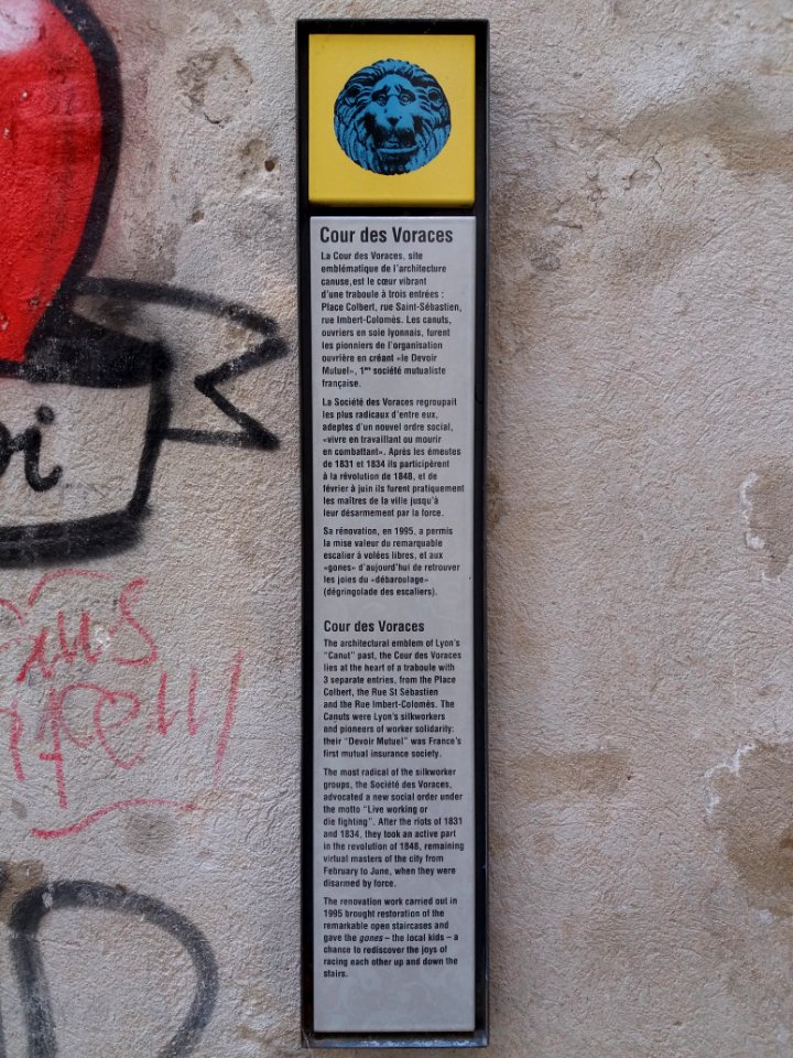Cour des Voraces - Plaque explicative