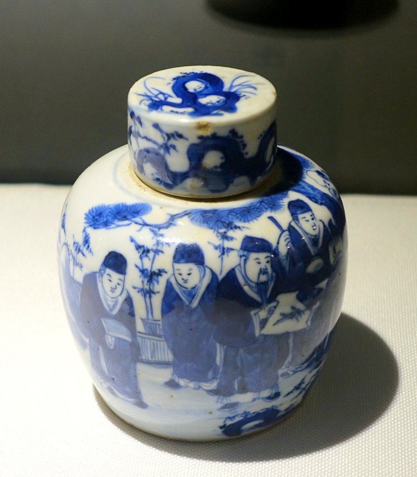 Covered pot - Royal ceramic, Nguyen dynasty, 19th century AD - Vietnam National Museum of Fine Arts - Hanoi, Vietnam - DSC0532
