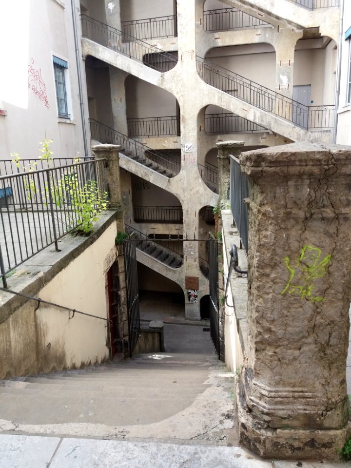 Cour des Voraces - Escalier central en descente