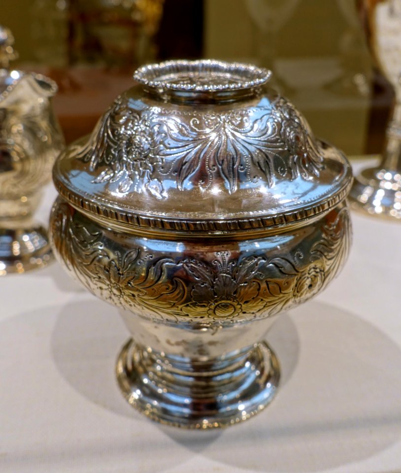 Covered sugar bowl, William W. Gilbert, New York City, c. 1770, silver - Currier Museum of Art - Manchester, NH - DSC07932