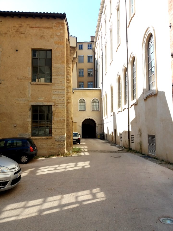 Cour du palais Saint-Pierre - Église Saint-Pierre-des-Terreaux et entrée