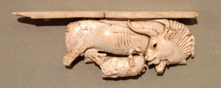 Cow Nursing its Calf, Phoenician, Iraq, Nimrud, ivory - Cleveland Museum of Art - DSC08098