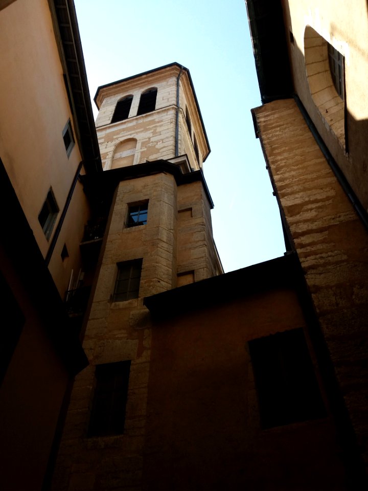 Cour du palais Saint-Pierre - Clocher de l'église 2