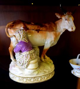 Cow being milked, unidentified, porcelain - Musei Capitolini - Rome, Italy - DSC05933