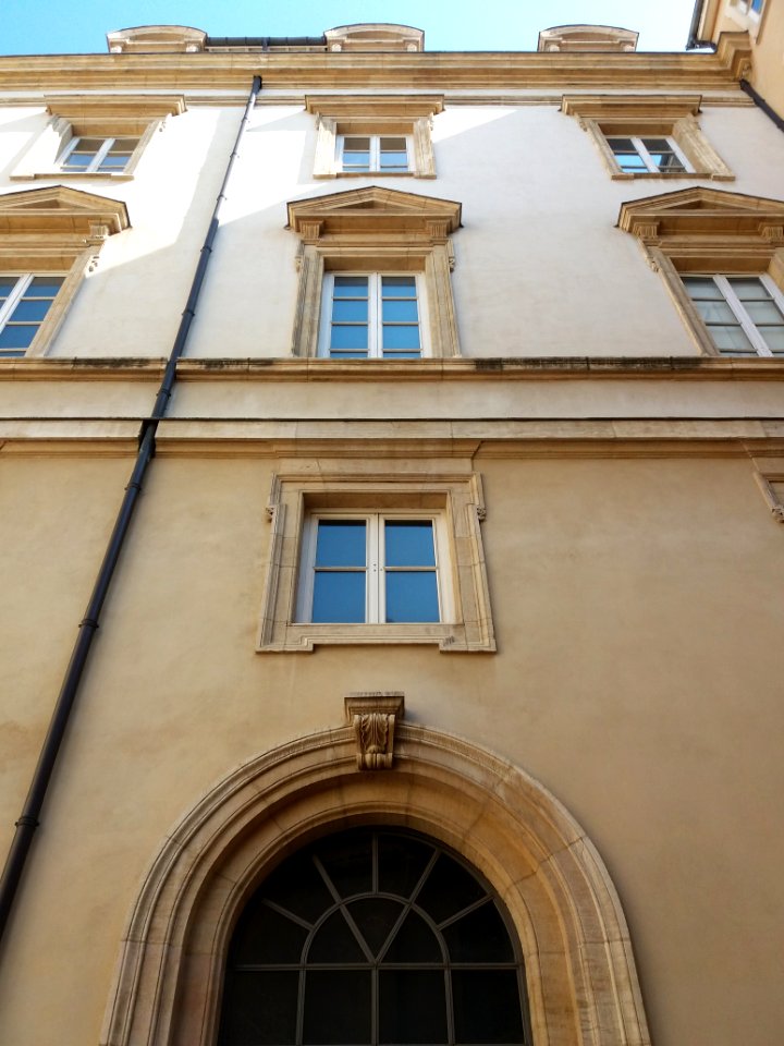Cour du palais Saint-Pierre - Haut de la façade est