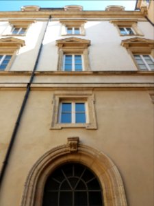 Cour du palais Saint-Pierre - Haut de la façade est