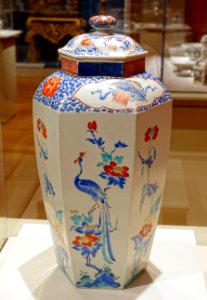 Covered jar, Arita ware, Japan, c. 1670-1690 AD, porcelain - Peabody Essex Museum - DSC07738