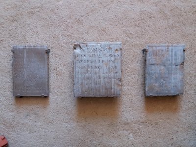 Cour du palais Saint-Pierre - Pierres tombales accrochées au mur sud de l'église