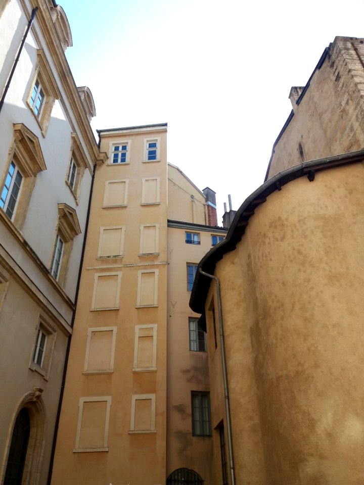 Cour du palais Saint-Pierre - Façade sud et chevet de l'église