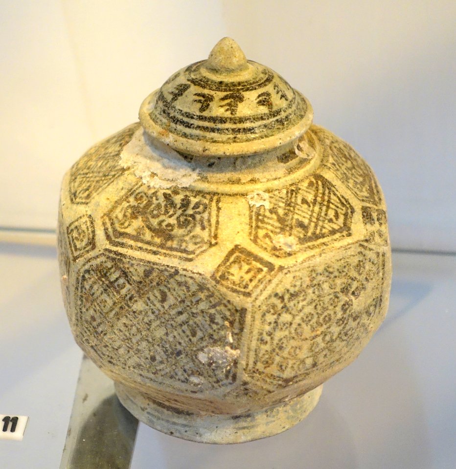Covered jar from Thailand, 13th-14th century AD, stoneware - found in Hon Dam, Kien Giang province in 1991 - Museum of Vietnamese History - Ho Chi Minh City - DSC05885