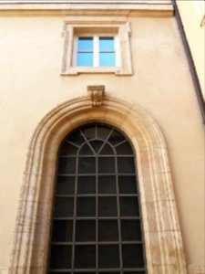 Cour du palais Saint-Pierre - Fenêtre de la façade est 2