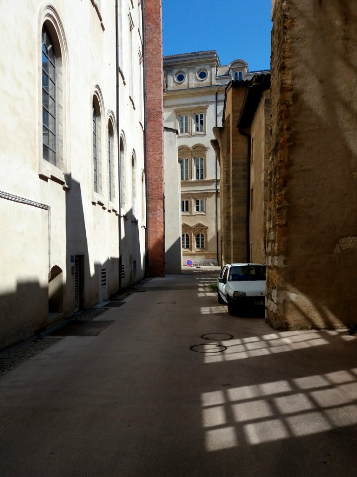 Cour du palais Saint-Pierre - Vue depuis l'entrée