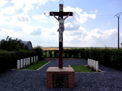 Croix-Caluyau (Nord, Fr) Cimetière, Memorial des anglais CWGC (+ croix)