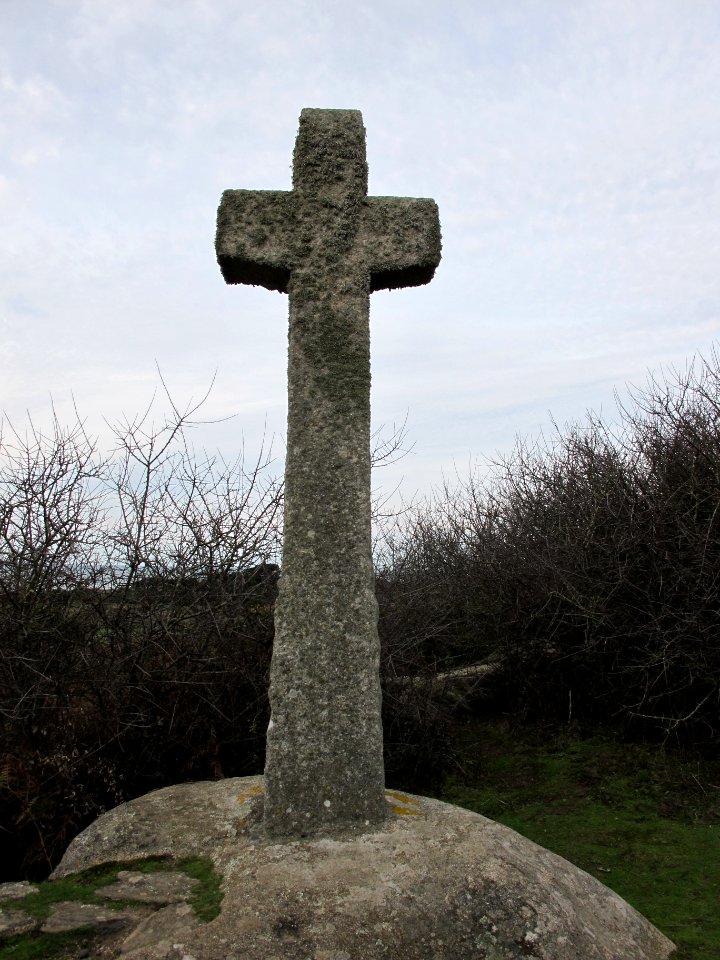 Croix à coté de la Chapelle Notre-Dame de Callot