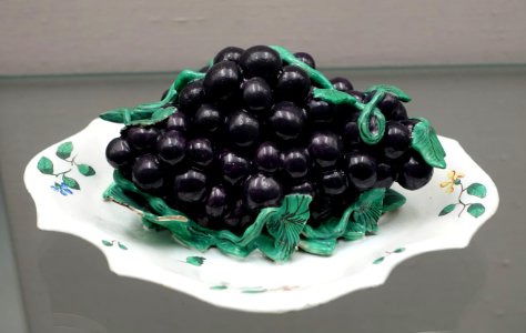 Covered bowl in the shape of a bunch of grapes, Hanau, c. 1730, faience - Germanisches Nationalmuseum - Nuremberg, Germany - DSC02596