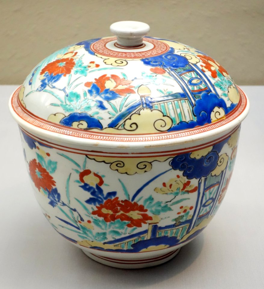 Covered Bowl, Imari ware, Kakiemon type, Edo period, 17th century, peony design in overglaze enamel - Tokyo National Museum - DSC05327