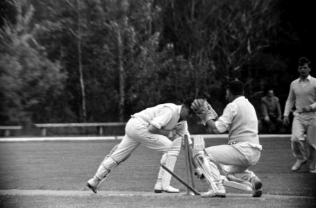 Cricket HBS tegen Quick, spelmoment Van de Vegt (links) van HBS, Bestanddeelnr 917-8256