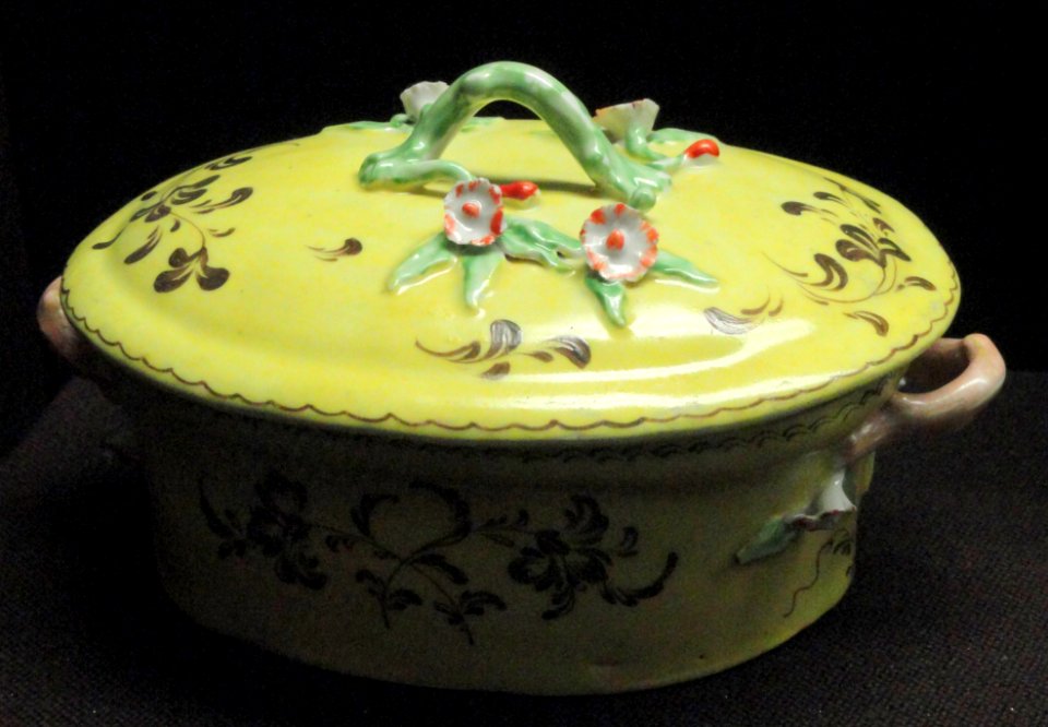 Covered Butter Pot, c. 1770, William Cookworthy & Co., Bristol, England, hard-paste porcelain, overglaze enamels - Gardiner Museum, Toronto - DSC00757