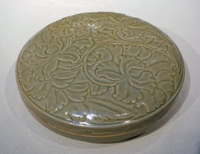 Covered box with molded flower, Yue ware, China, Zhejiang Province, Shanglinhu kilns, Northern Song dynasty, c. 960-1000 AD, stoneware, celadon glaze - Freer Gallery of Art - DSC05043