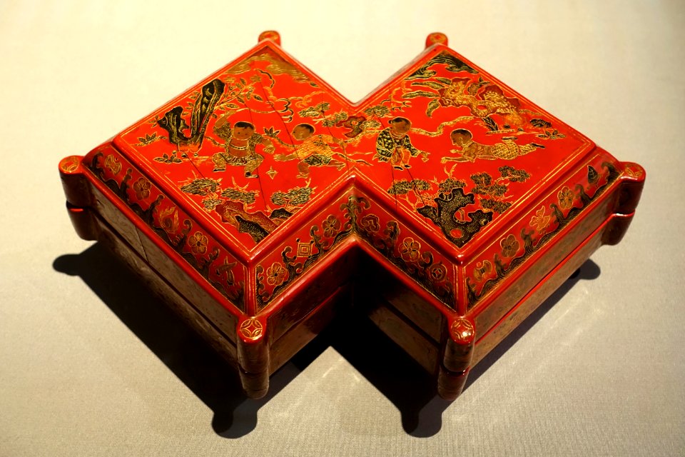 Covered box in the shape of two lozenges with children design, China, Ming dynasty, Jiajing era, 1522-1566 AD, colored lacquer, gold inlay - Tokyo National Museum - Tokyo, Japan - DSC08308