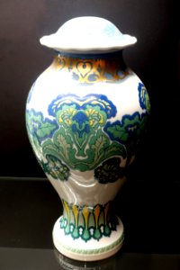 Covered vase, designed by Theo Schmuz-Baudiss, KPM Berlin, 1914, porcelain - Bröhan Museum, Berlin - DSC04155