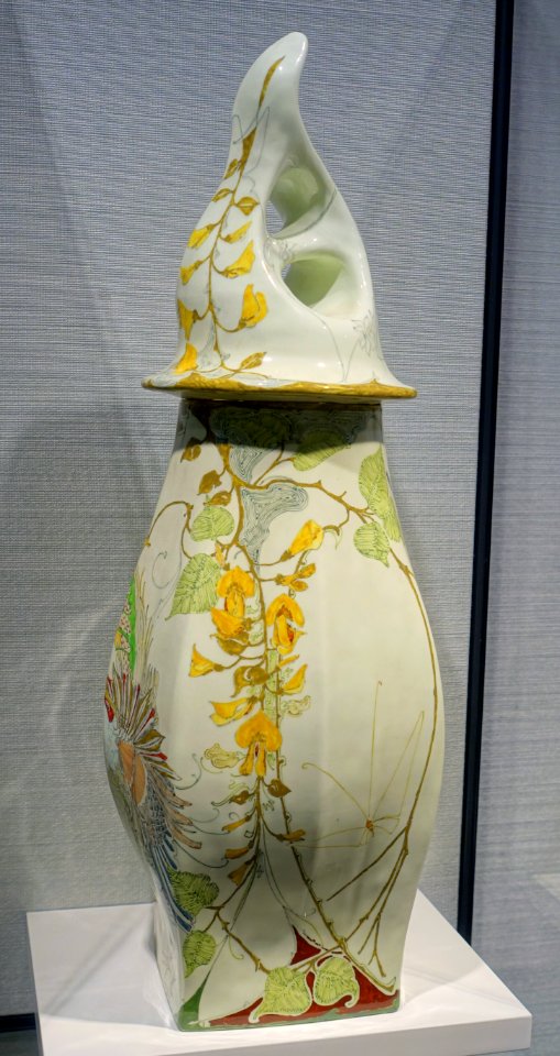 Covered vase, by J. Jurriaan Kok (form) & W. P. Hartgring (decoration), Haagsche Plateelbakkerij, Rozenburg, Den Haag, 1900, porcelain - Hessisches Landesmuseum Darmstadt - Darmstadt, Germany - DSC00823
