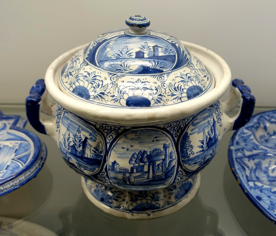 Covered terrine with landscape cartouches, flower and leaf decoration, Nuremberg, c. 1725, earthenware - Stadtmuseum Fembohaus - Nuremberg, Germany - DSC02301