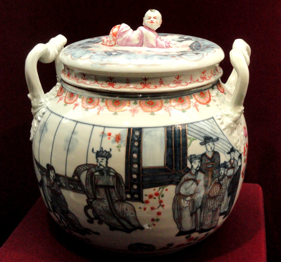 Covered tureen, c. 1725, Du Paquier factory, hard-paste porcelain, underglaze cobalt blue, overglaze enamels, gilding - Gardiner Museum, Toronto - DSC00970