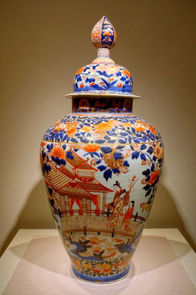Covered vase, Arita ware, Japan, c. 1700 AD, porcelain - Peabody Essex Museum - DSC07716