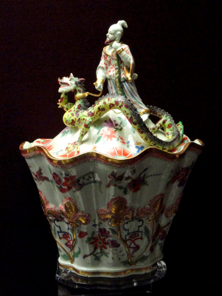 Covered wall-vase, c. 1730, Du Paquier factory, hard-paste porcelain, overglaze enamels, gilding - Gardiner Museum, Toronto - DSC00982