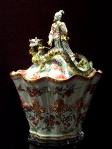 Covered wall-vase, c. 1730, Du Paquier factory, hard-paste porcelain, overglaze enamels, gilding - Gardiner Museum, Toronto - DSC00982