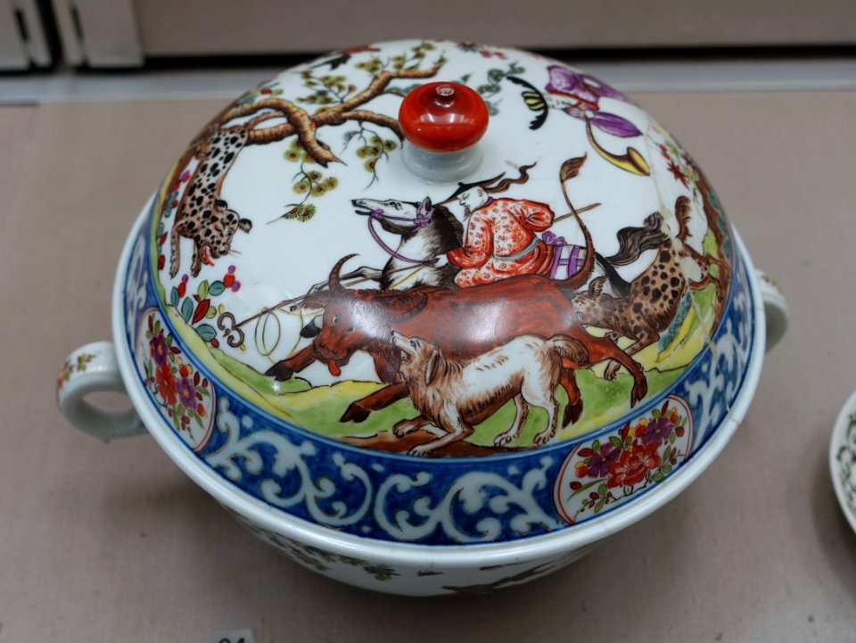 Covered tureen with Chinoiserie, Meissen, c. 1725, porcelain, overglaze colors - Germanisches Nationalmuseum - Nuremberg, Germany - DSC02631