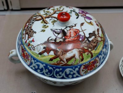 Covered tureen with Chinoiserie, Meissen, c. 1725, porcelain, overglaze colors - Germanisches Nationalmuseum - Nuremberg, Germany - DSC02631