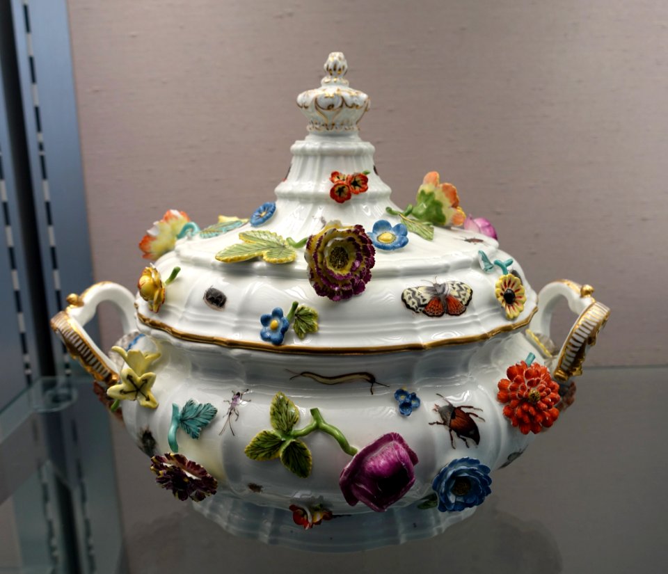 Covered tureen and plate (tureen), Meissen, c. 1740, porcelain, overglaze colors - Germanisches Nationalmuseum - Nuremberg, Germany - DSC02639
