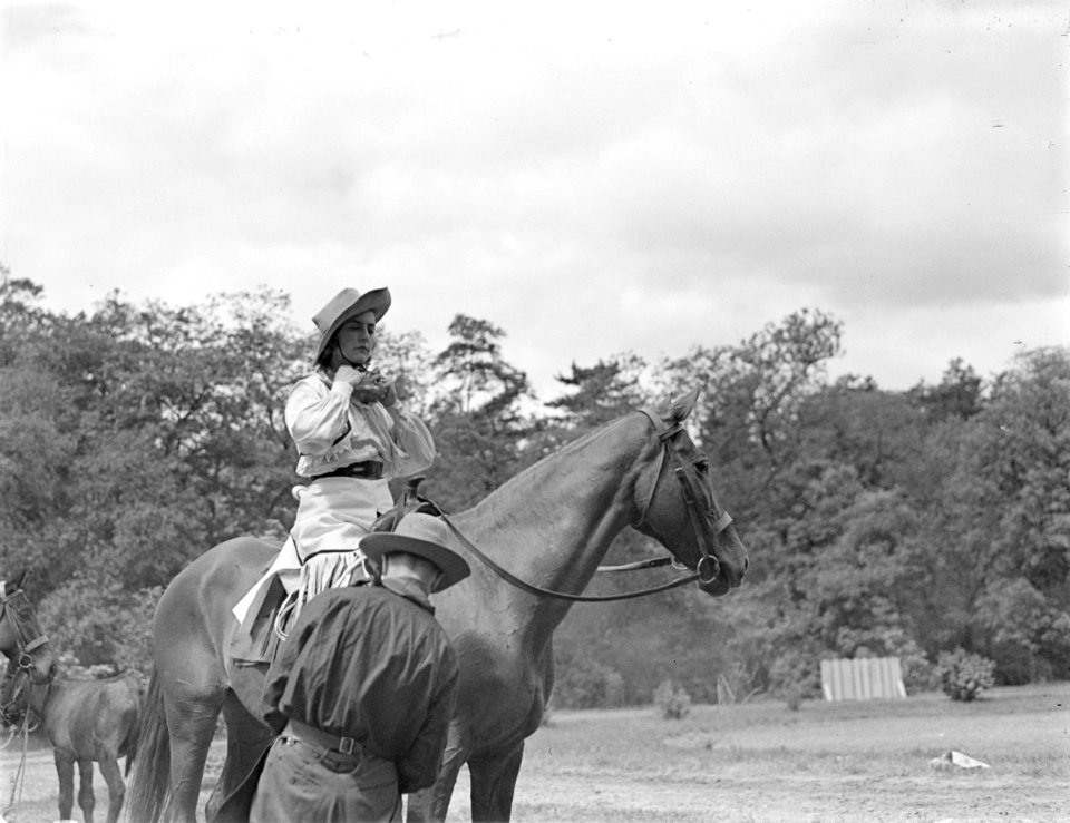 Cowgirl te paard met cowboy er voor, Bestanddeelnr 190-0759
