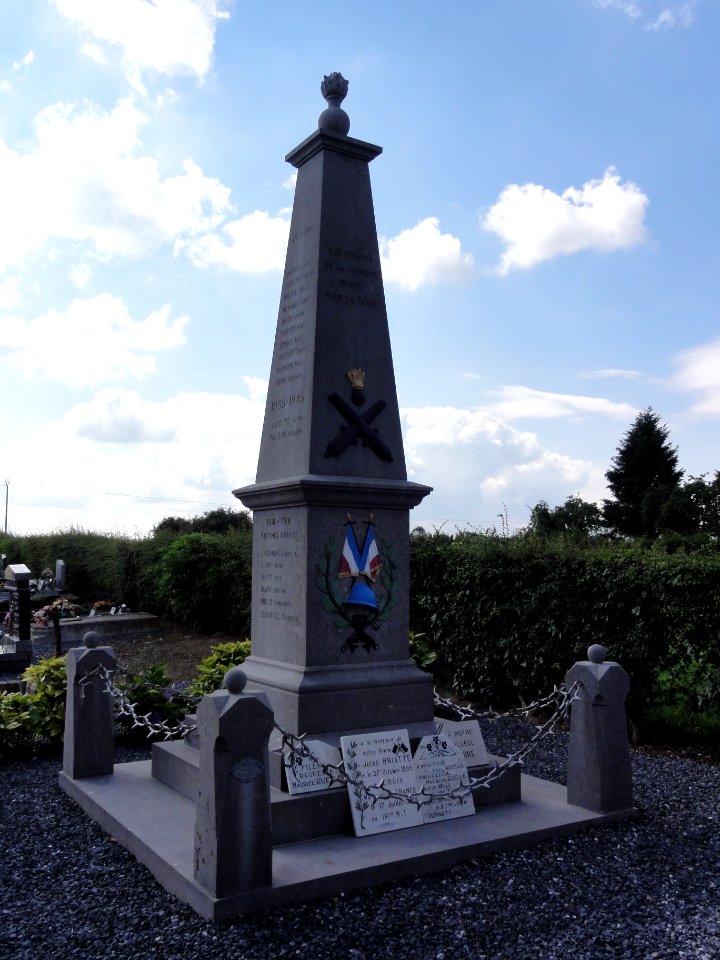 Croix-Caluyau (Nord, Fr) monument aux morts
