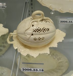 Covered sugar bowl, Yorkshire or Staffordshire, England, c. 1780, creamware, HD 2006.33.18 - Flynt Center of Early New England Life - Deerfield, Massachusetts - DSC04731